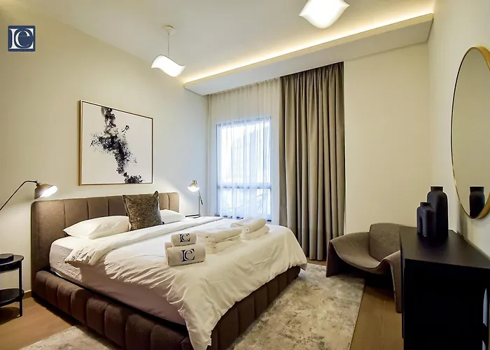 Luxury Escapes - Spacious 3Br Plus Maids Apt Lake View